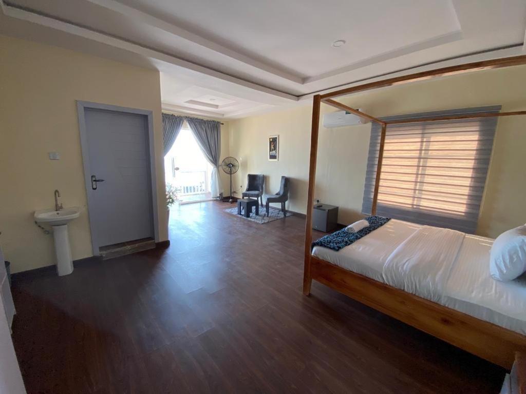 Oceanfront Wavecrest Hotel Lekki Bagian luar foto